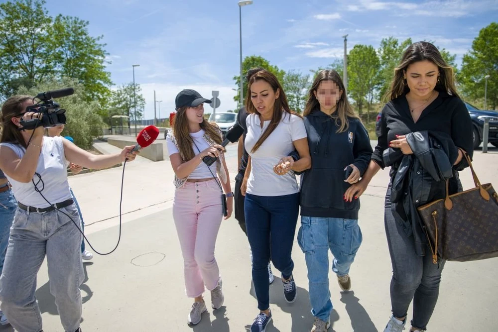 Vợ cũ và hai con đến thăm Alves tại trại tạm giam. Ảnh: GETTY Vợ cũ và hai con đến thăm Alves tại trại tạm giam. Ảnh: GETTY