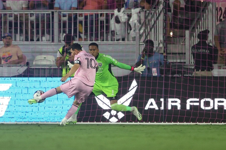 Messi hãm bóng trước khi tung cú vô-lê mở tỉ số trận đấu. Ảnh: GETTY Messi hãm bóng trước khi tung cú vô-lê mở tỉ số trận đấu. Ảnh: GETTY