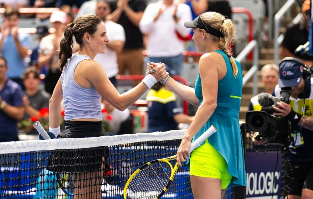 Bại tướng Kimberly Birrell (trái) bắt tay chúc mừng bà mẹ hai con Wozniacki. Ảnh: GETTY