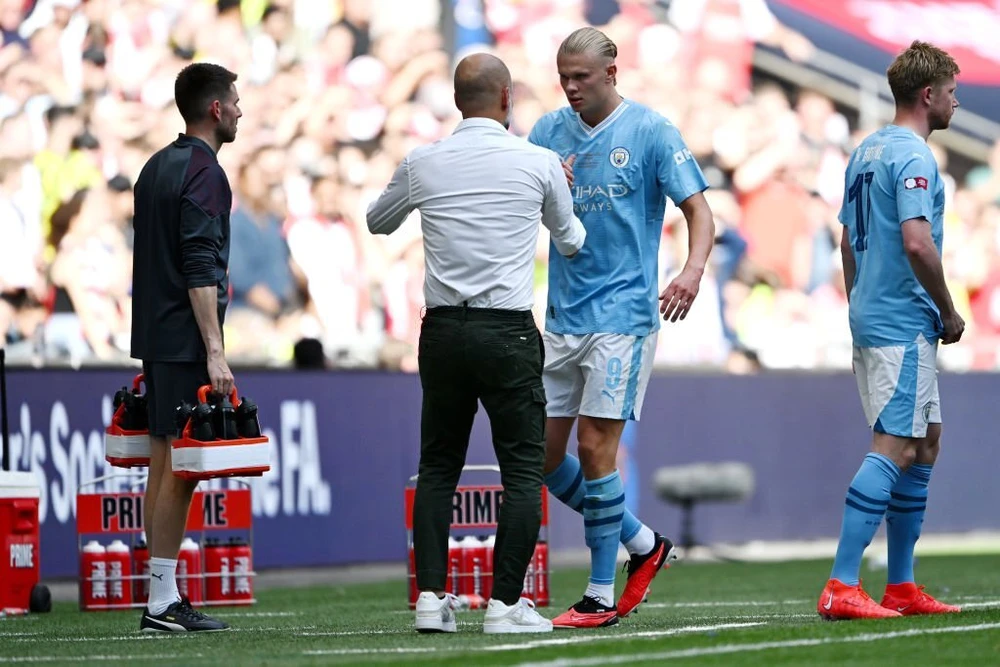 HLV Guardiola dặn dò Haaland tại trận tranh Community Shield cúp. Ảnh: GETTY