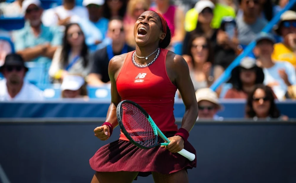 Tay vợt 19 tuổi Coco Gauff thể hiện niềm vui sau khi đánh bại số 1 thế giới. Ảnh: GETTY