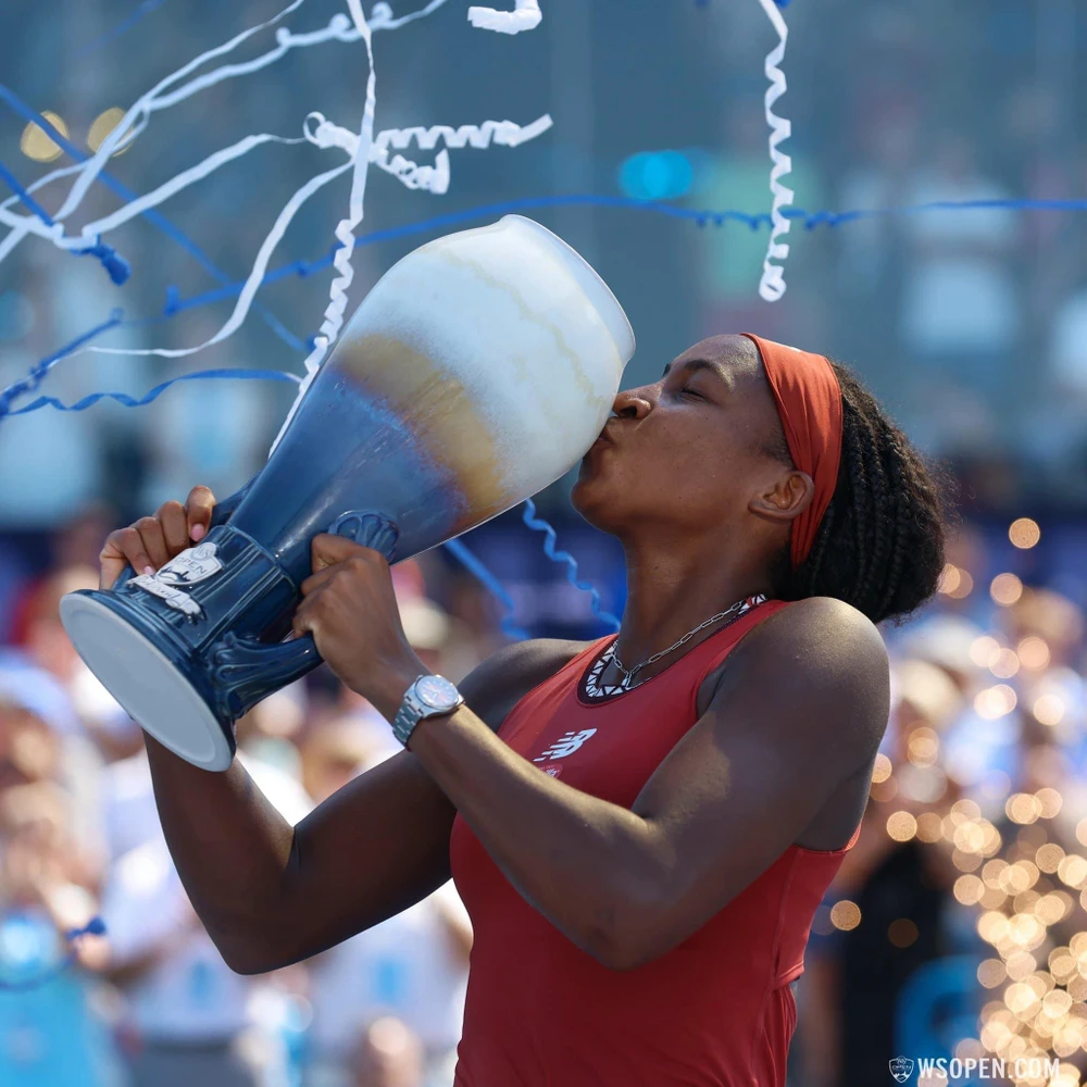 Coco Gauff hôn cúp vô địch đơn nữ. Ảnh: US.OPEN