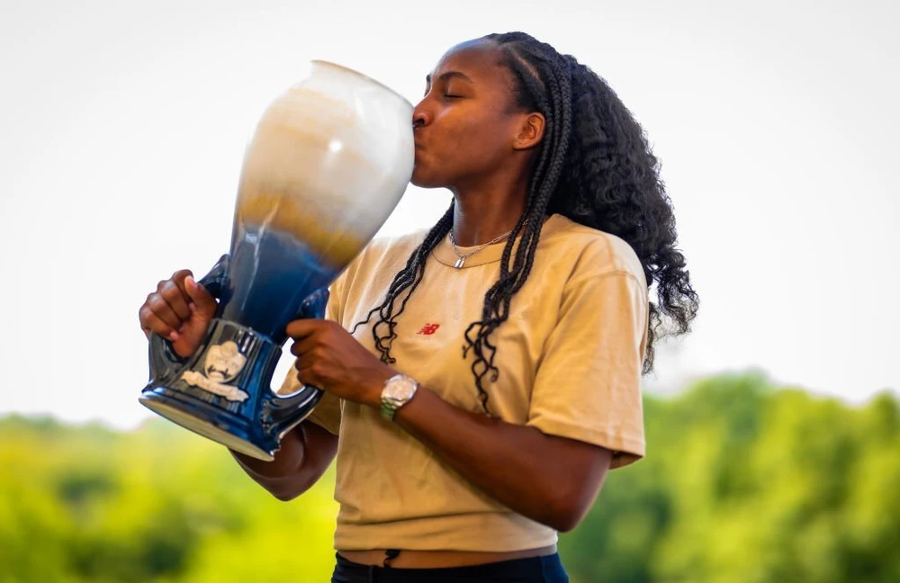 Coco Gauff và chiếc cúp vô địch WTA Masters 1000 tại Cincinnati Open. Ảnh: GETTY