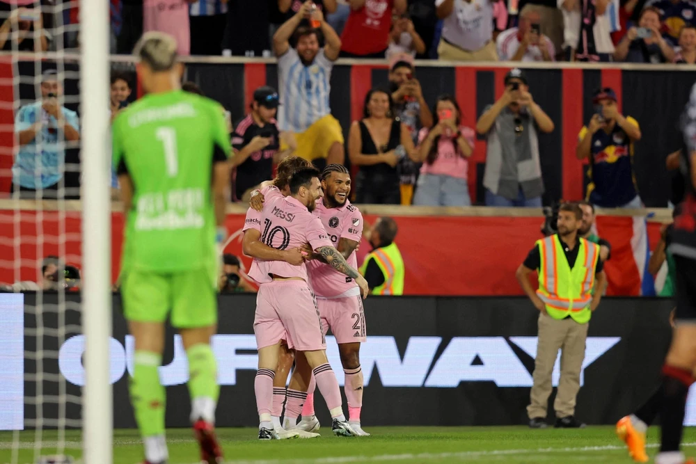 Messi và các đồng đội ăn mừng bàn thắng. Ảnh: REUTERS