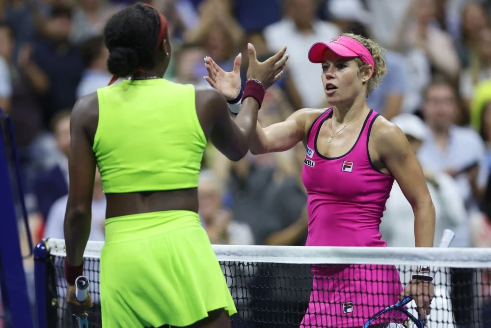 Coco Gauff bắt tay sau trận đấu căng thẳng với Siegemund. Ảnh: GETTY