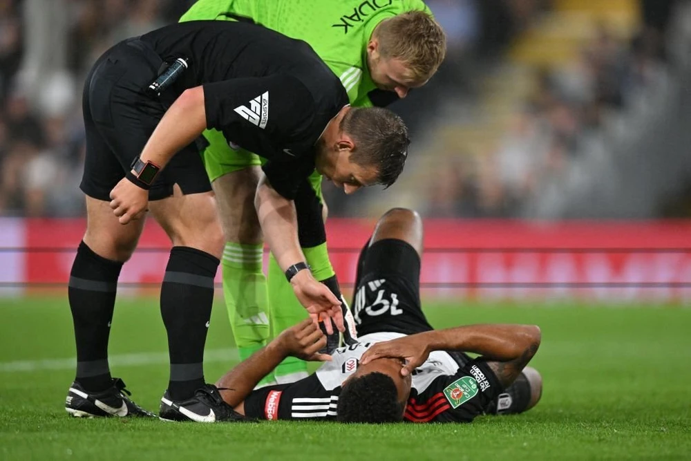 Cầu thủ bị đau nằm sân là khoảng thời gian "bóng chết" thường được trọng tài tính vào phút bù giờ của trận đấu. Ảnh: GETTY