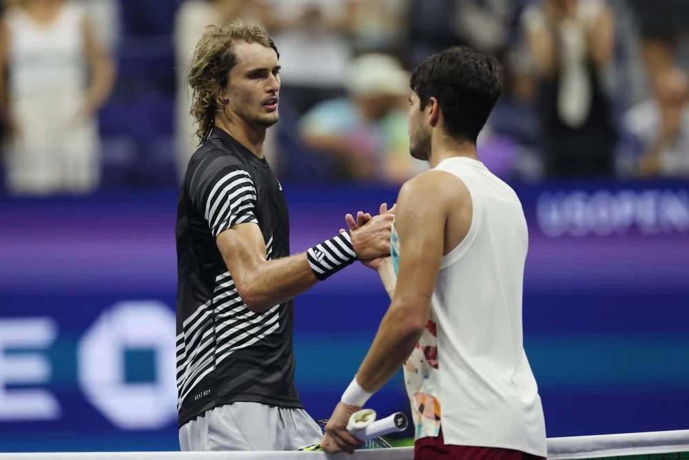 Zverev bắt tay Alcaraz sau trận thua ở tứ kết Mỹ mở rộng 2023. Ảnh: GETTY