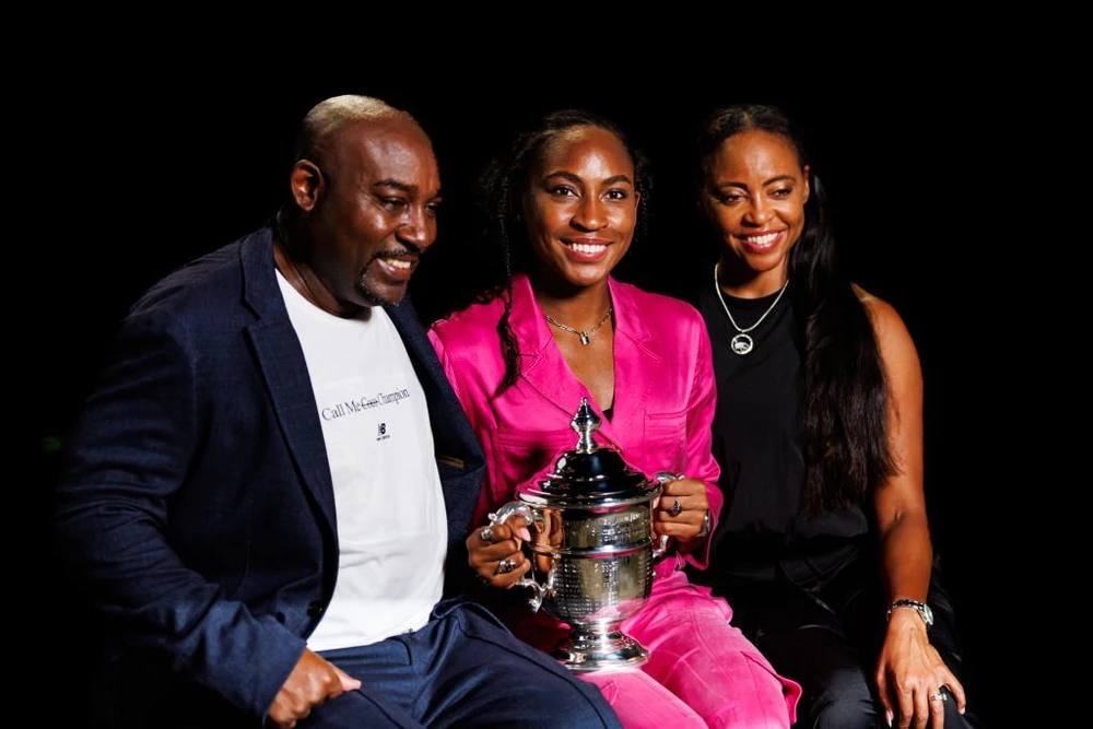 Coco Gauff hạnh phúc bên cha và mẹ. Ảnh: GETTY