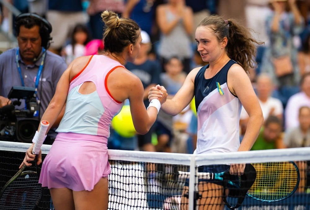 Halep bắt tay sau trận thua chiến tướng Daria Snigur tại giải Mỹ mở rộng 2022. Ảnh: GETTY