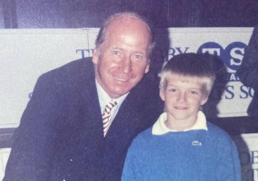 david-beckham-cung-hang-loat-sao-bong-da-tuong-nho-bobby-charlton-3.png