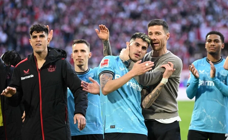 Leverkusen thắt chặt ngôi đỉnh bảng