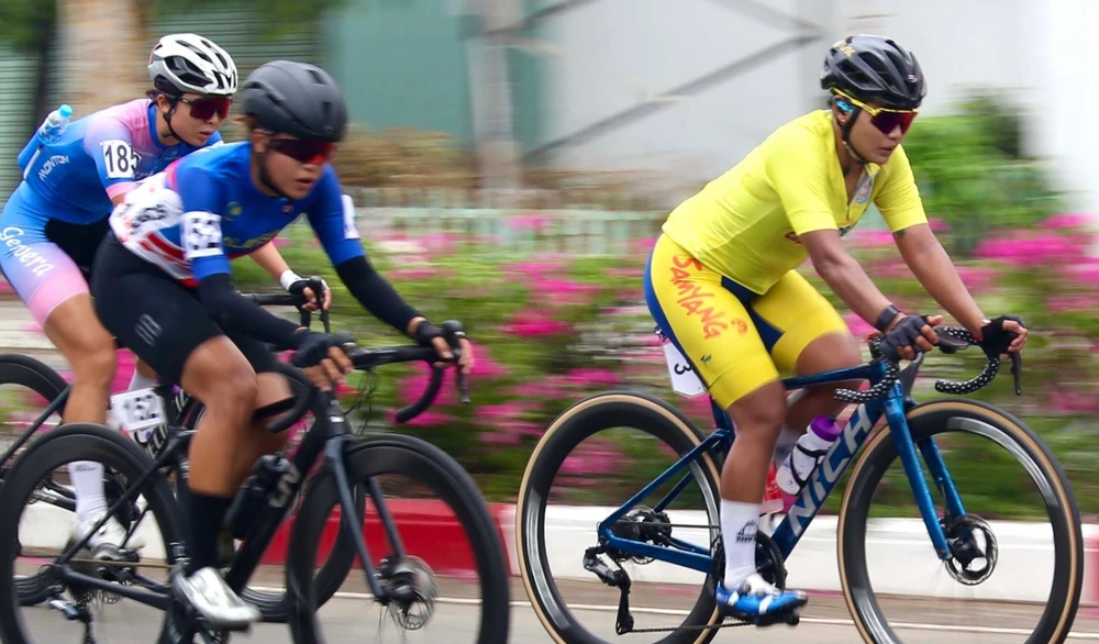 Thu Mai “xé” áo vàng