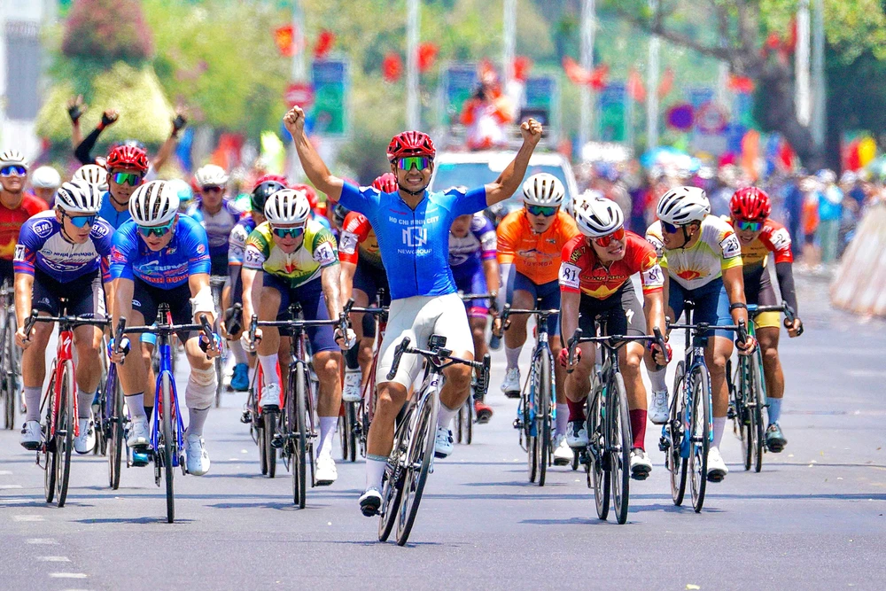 Lê Nguyệt Minh dâng tặng chiến thắng