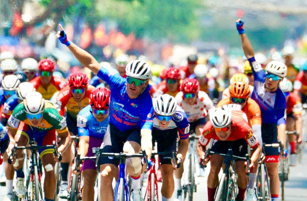 khoảng cách điểm áo xanh