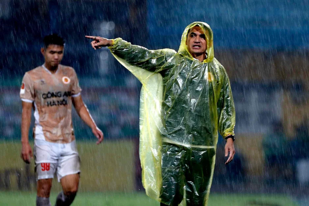 Kiatisak vội vã chia tay bầu Đức