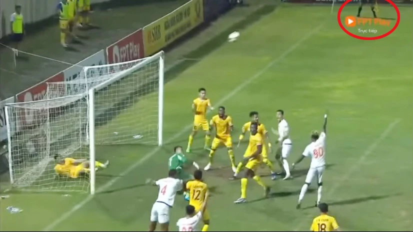 trọng tài đứng sai vị trí