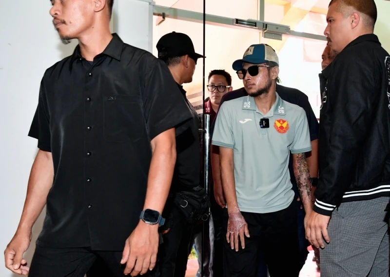 Cầu thủ bị tạt a-xít