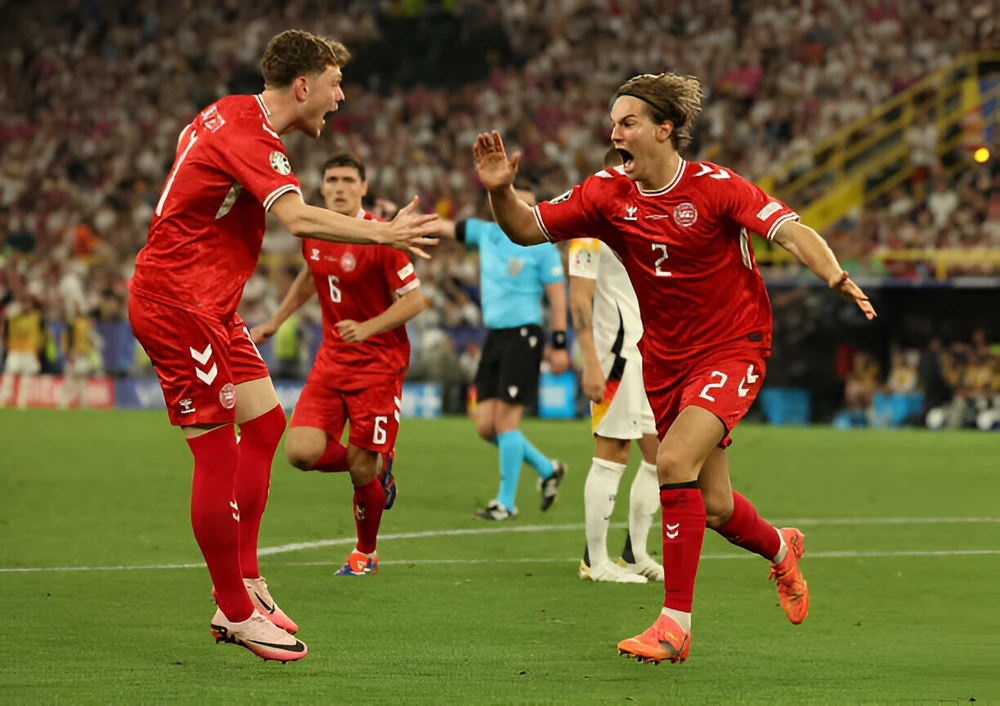 cay cú chỉ trích VAR