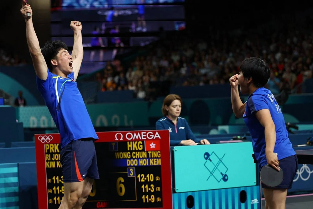 Hai tay vợt Triều Tiên ăn mừng chiến thắng tại bán kết.