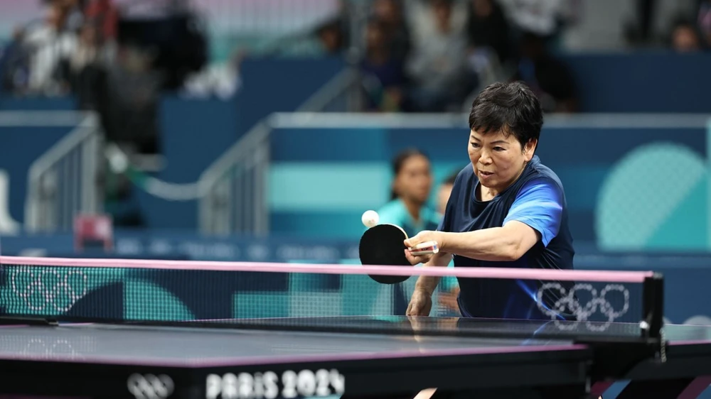 bà cô 61 tuổi đấu bóng bàn
