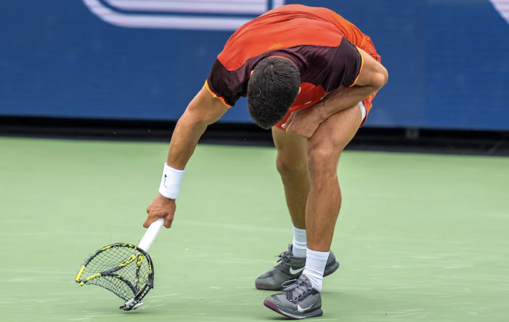 Alcaraz tức giận đập nát vợt