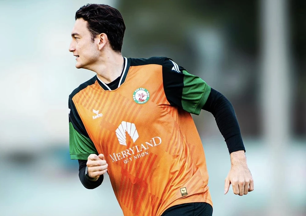 nghịch lý của bóng đá Việt Nam