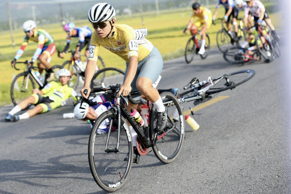 hàng loạt tay đua té ngã