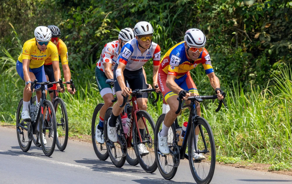 rượt đuổi bão táp