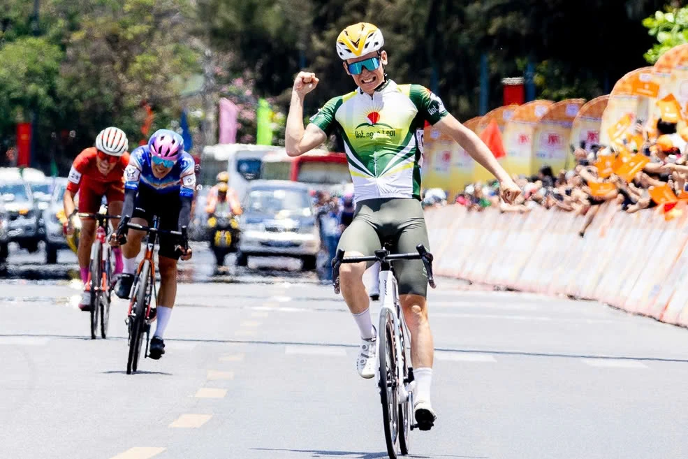 giành chiến thắng chặng