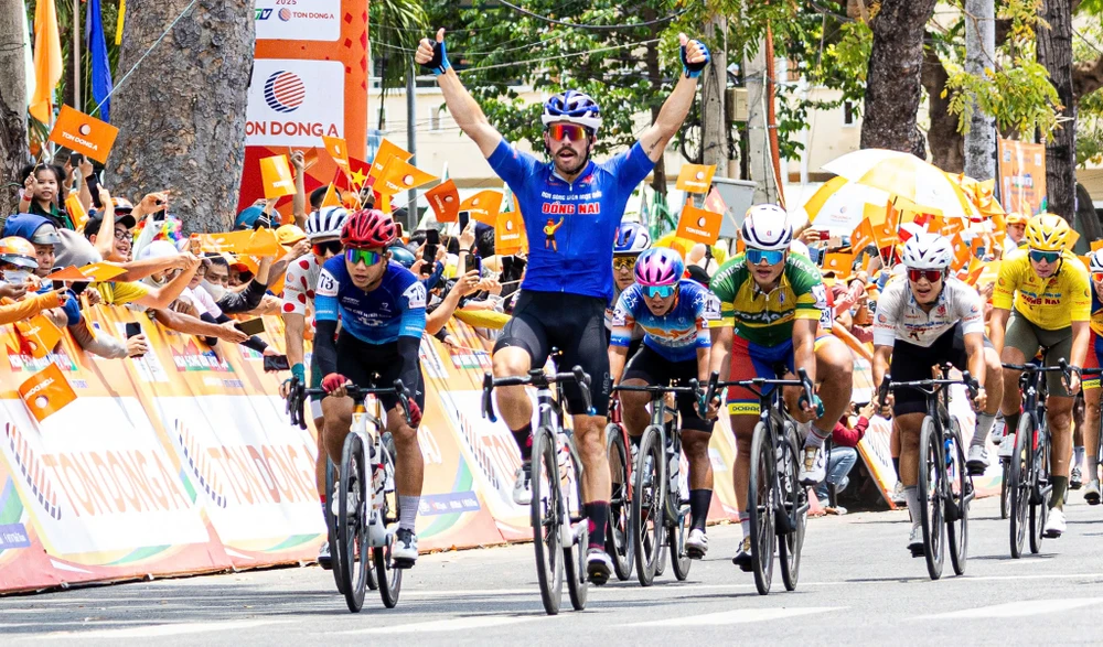 Chặng đua vượt nắng thắng mưa