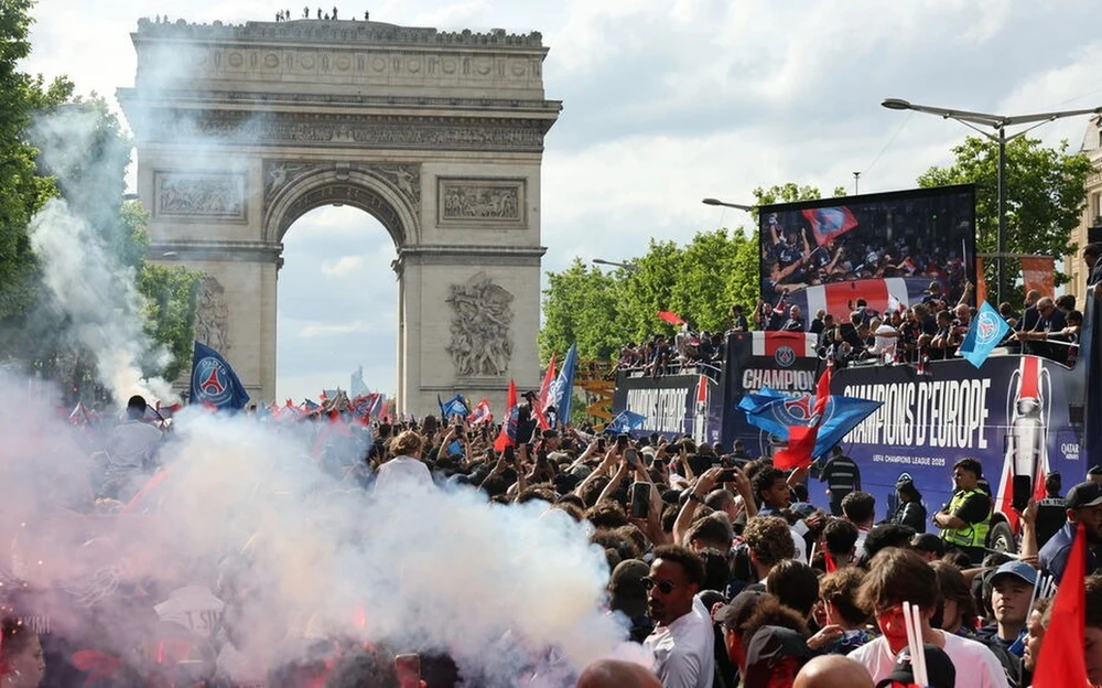 diễu hành mừng chức vô địch