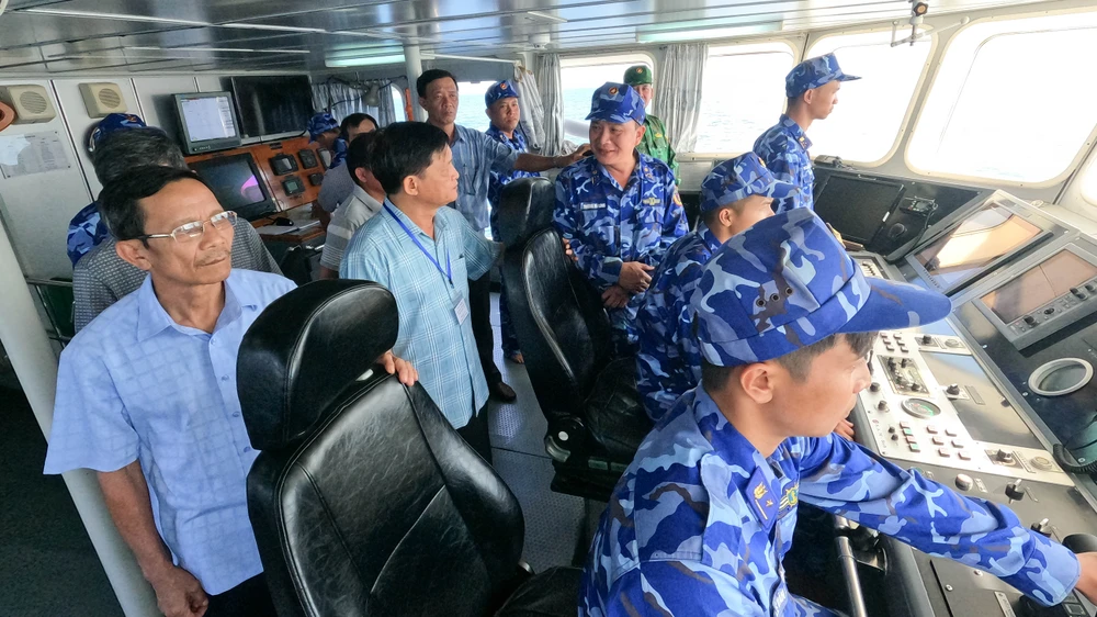 Ông Lê Tấn Hổ, Phó Chủ tịch thường trực UBND tỉnh Phú Yên và Thượng tá Trương Bá Long, Phó Tư lệnh, Tham mưu trưởng Bộ Tư lệnh Vùng Cảnh sát biển 2, trao đổi tại đài chỉ huy tàu CSB 4038.