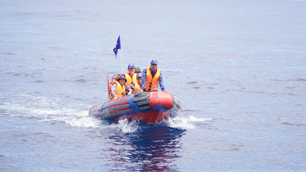 Đoàn công tác sử dụng xuồng máy của tàu CSB 4038 để tiếp cận tàu cá của ngư dân.