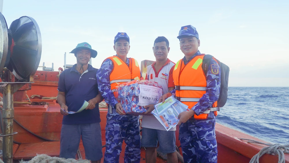 Các chiến sĩ hải đội 212 trao quà và tuyên truyền, phổ biến cho ngư dân hiểu và thực thi các quy định về chống khai thác IUU.