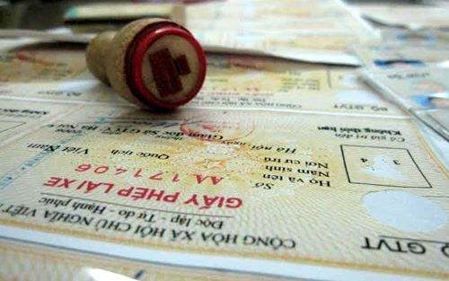 Đường dây chuyên làm giả giấy tờ, con dấu bị triệt phá ảnh 2