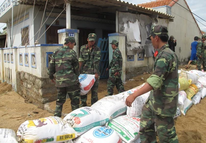 Phú Yên: Sóng lớn vẫn tiếp tục tấn công các làng biển ảnh 3