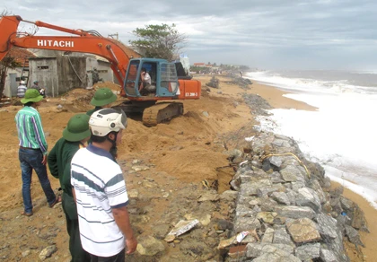 Phú Yên: Sóng lớn vẫn tiếp tục tấn công các làng biển ảnh 2