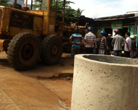 Nổ bánh xe đang bơm, chủ tiệm nguy kịch ảnh 1