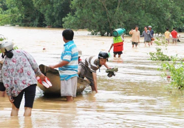 Miền Trung chìm trong lũ ảnh 1 Miền Trung chìm trong lũ ảnh 1