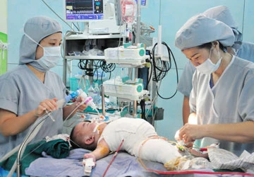 8,5 giờ đóng ngực - bụng cho Phi Phụng ảnh 1