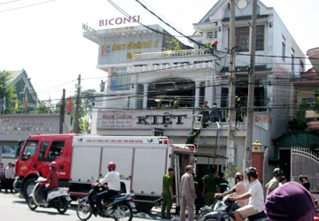 Giải cứu cụ bà trong đám cháy căn nhà khóa cửa ảnh 1