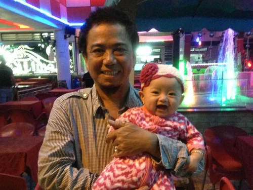 Hồng Tơ khoe con gái trong liveshow ảnh 1