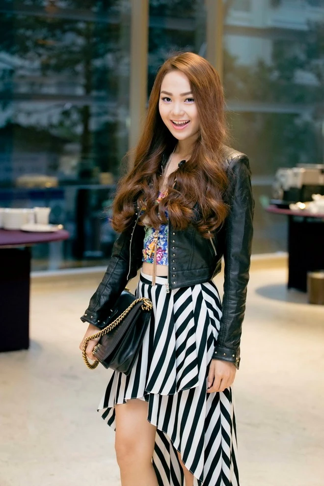 Minh Hằng được em trai lái xe đưa đón ngày mưa ảnh 8