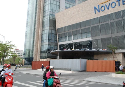 Thuê container chắn trước khách sạn chống bão Haiyan ảnh 1 Thuê container chắn trước khách sạn chống bão Haiyan ảnh 1