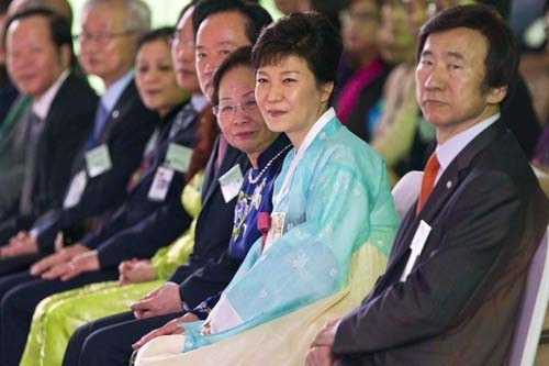 Nữ Tổng thống Park Geun Hye mặc hanbok dự trình diễn thời trang ảnh 6
