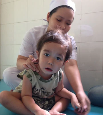 Chuyển bé Khang đến bệnh viện phục hồi chức năng ảnh 1