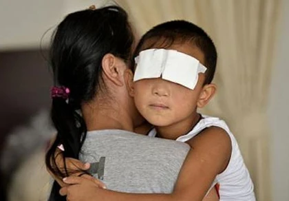 Trung Quốc: Hy vọng mới cho cậu bé bị móc mắt ảnh 1