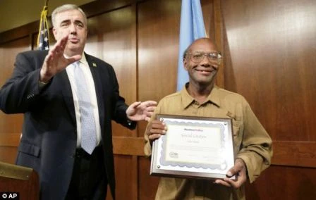 Mỹ: Người vô gia cư trả lại gần 900 triệu đồng nhặt được ảnh 4 Mỹ: Người vô gia cư trả lại gần 900 triệu đồng nhặt được ảnh 4