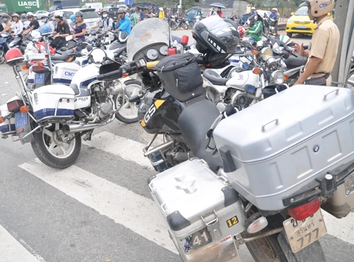 Dàn môtô khủng của Thái Lan bị bắt trên xa lộ Hà Nội ảnh 1