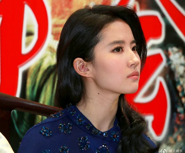 Lưu Diệc Phi lúng túng vì váy quá ngắn ảnh 1